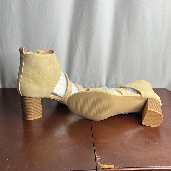 7.5 tan open toe heels - Picture 2 of 3